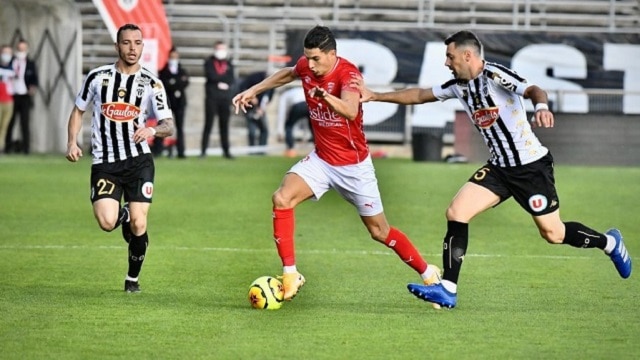 Soi kèo nhà cái trận Angers vs Nimes, 31/1/2021