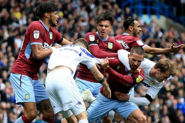 Soi kèo nhà cái trận Leeds Utd vs Aston Villa, 28/2/2021